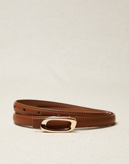 Cinturón fino con hebilla ovalada color camel