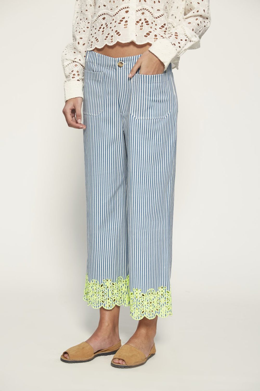 Pantalón con bordado de MdM