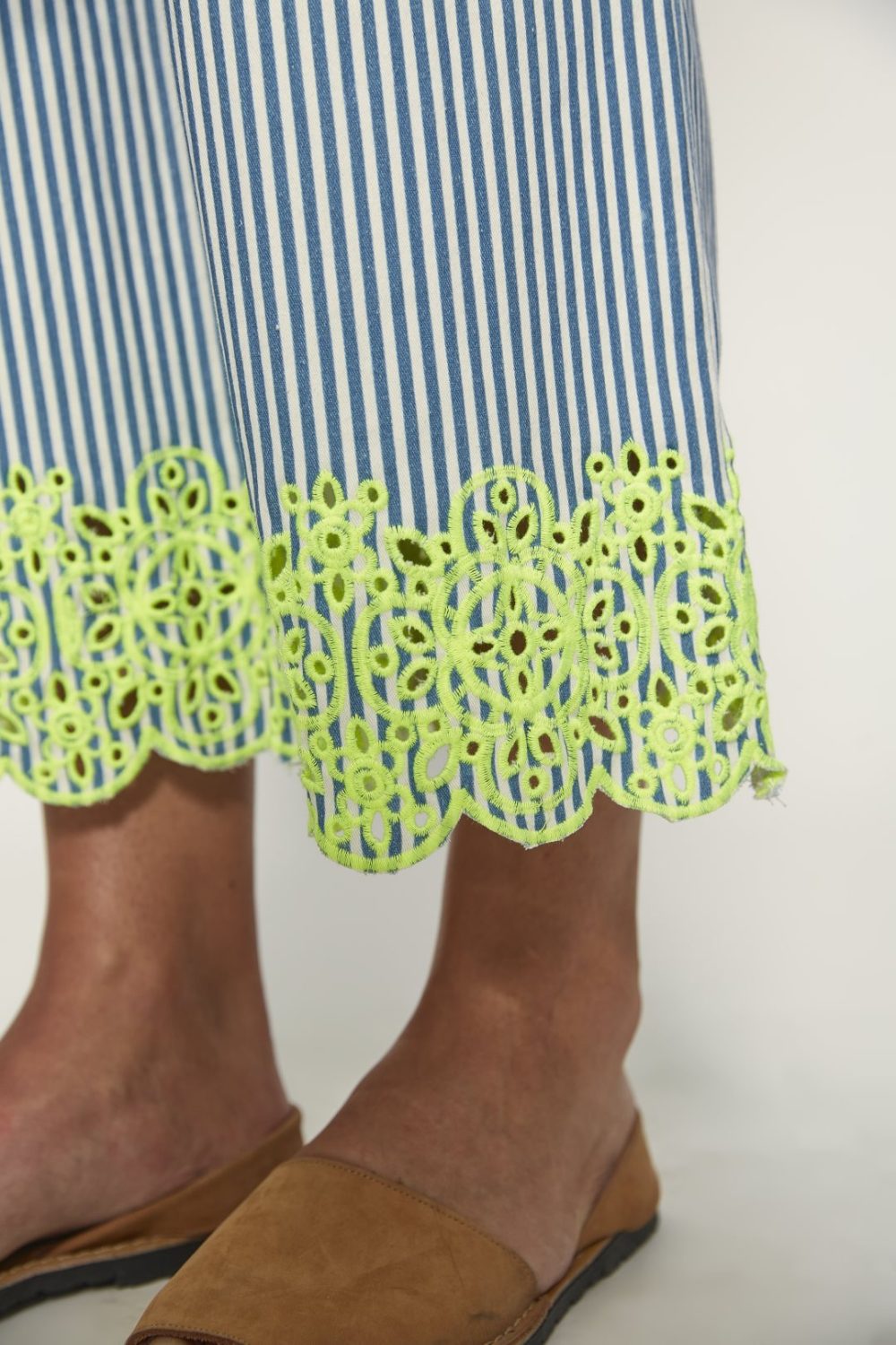 Pantalón con bordado de MdM - Imagen 4