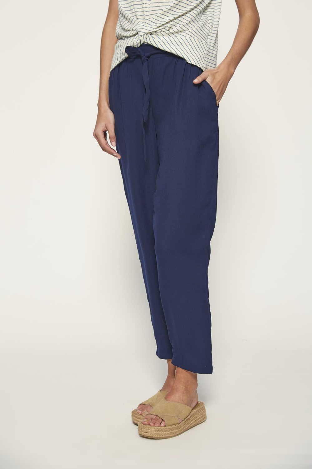 Pantalón recto con cintura elástica
