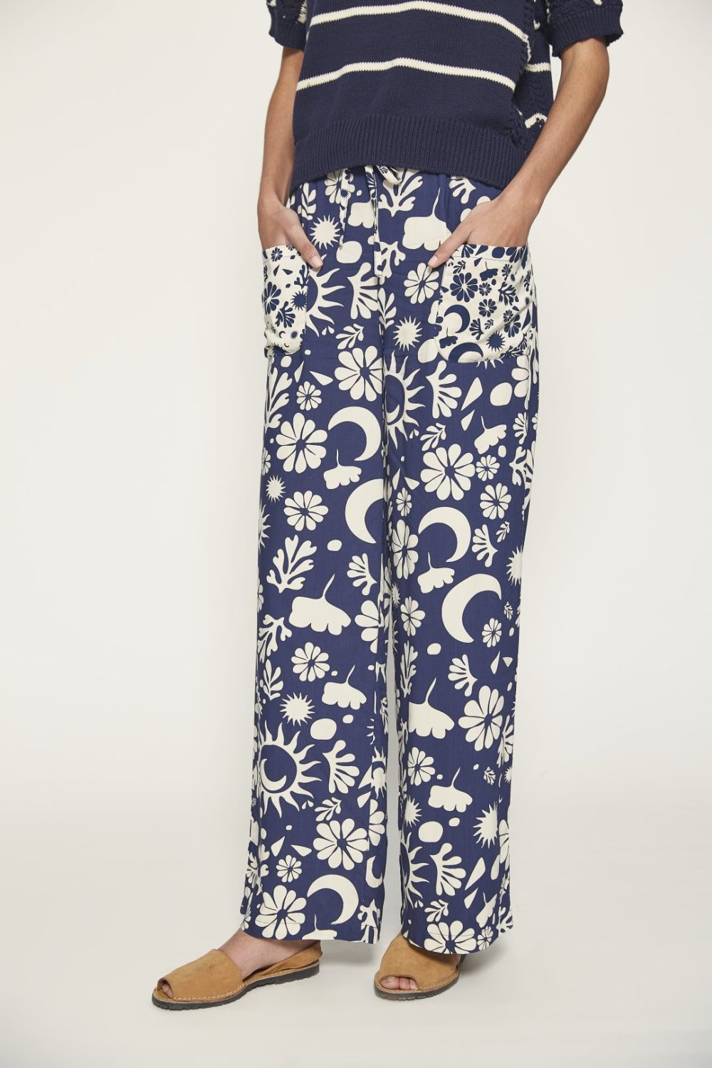 Pantalón recto estampado en tonos azul de MdM - Imagen 2