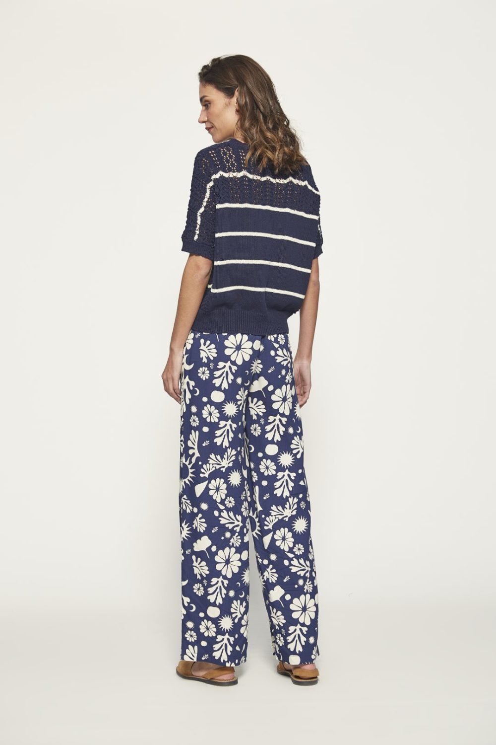 Pantalón recto estampado en tonos azul de MdM - Imagen 4