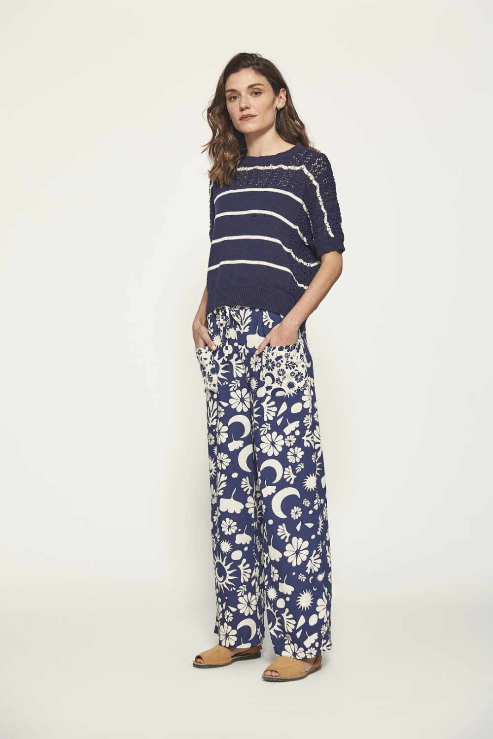 Pantalón recto estampado en tonos azul de MdM - Imagen 3