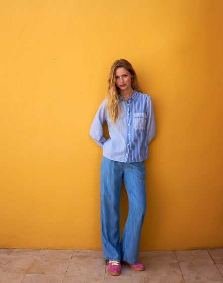 Camisa de manga larga de rayas azul y blanca