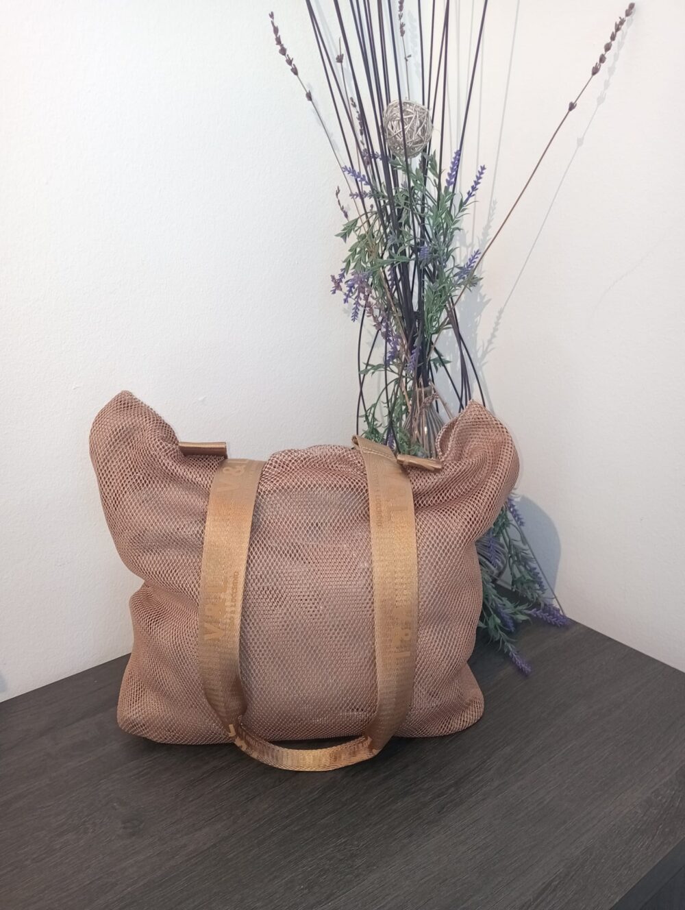 Bolso rejilla dos asas color camel - Imagen 3