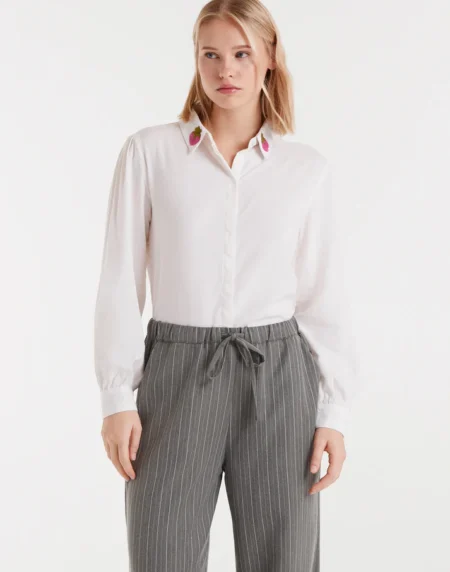 CAMISA BLANCA CON BORDADO DE FRESAS