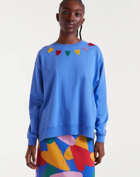 Sudadera color azul con bordado de corazones multicolor