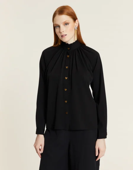 CAMISA CUELLO ALTO BOTON NEGRA