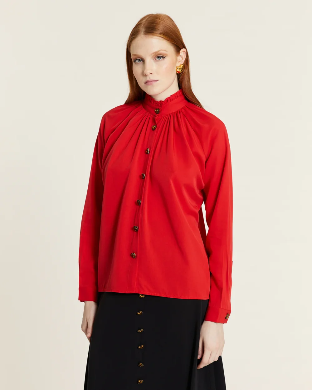 CAMISA CUELLO ALTO BOTON ROJO