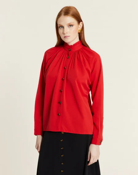 CAMISA CUELLO ALTO BOTON ROJO