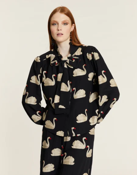 CAMISA CON LAZADA Y BORDADO CISNES