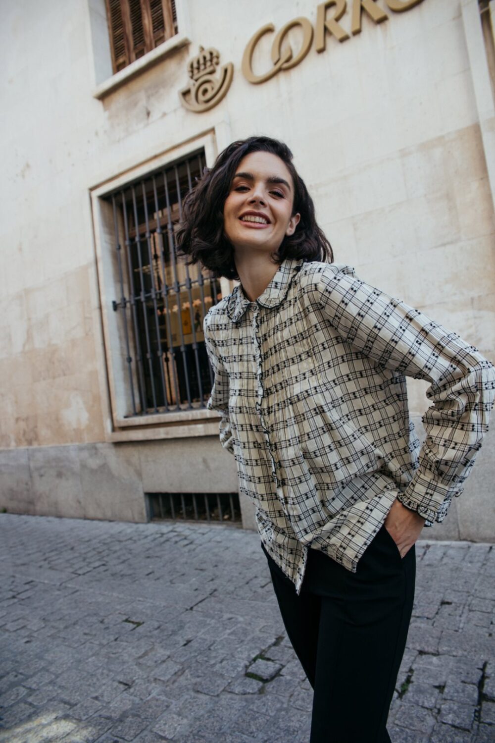 Blusa de cuadros dobby con volante y solapa - Imagen 2