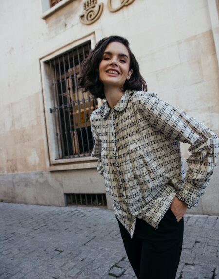 Camisa de cuadros dobby con volante y solapa