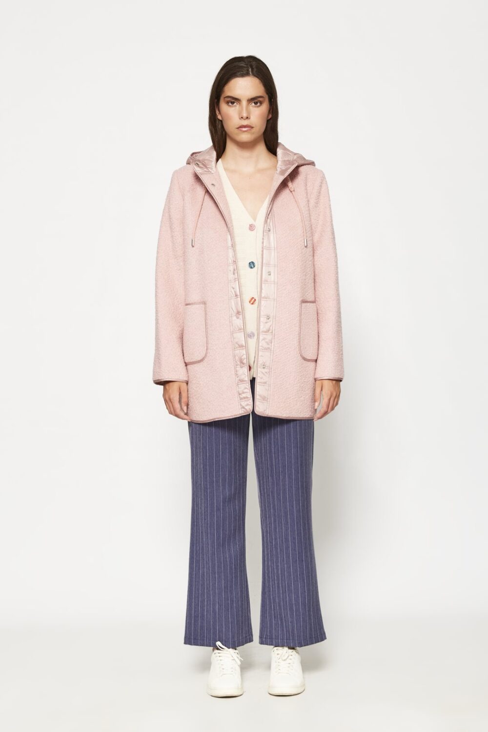 Chaqueta corta combinada de rizo y nylon