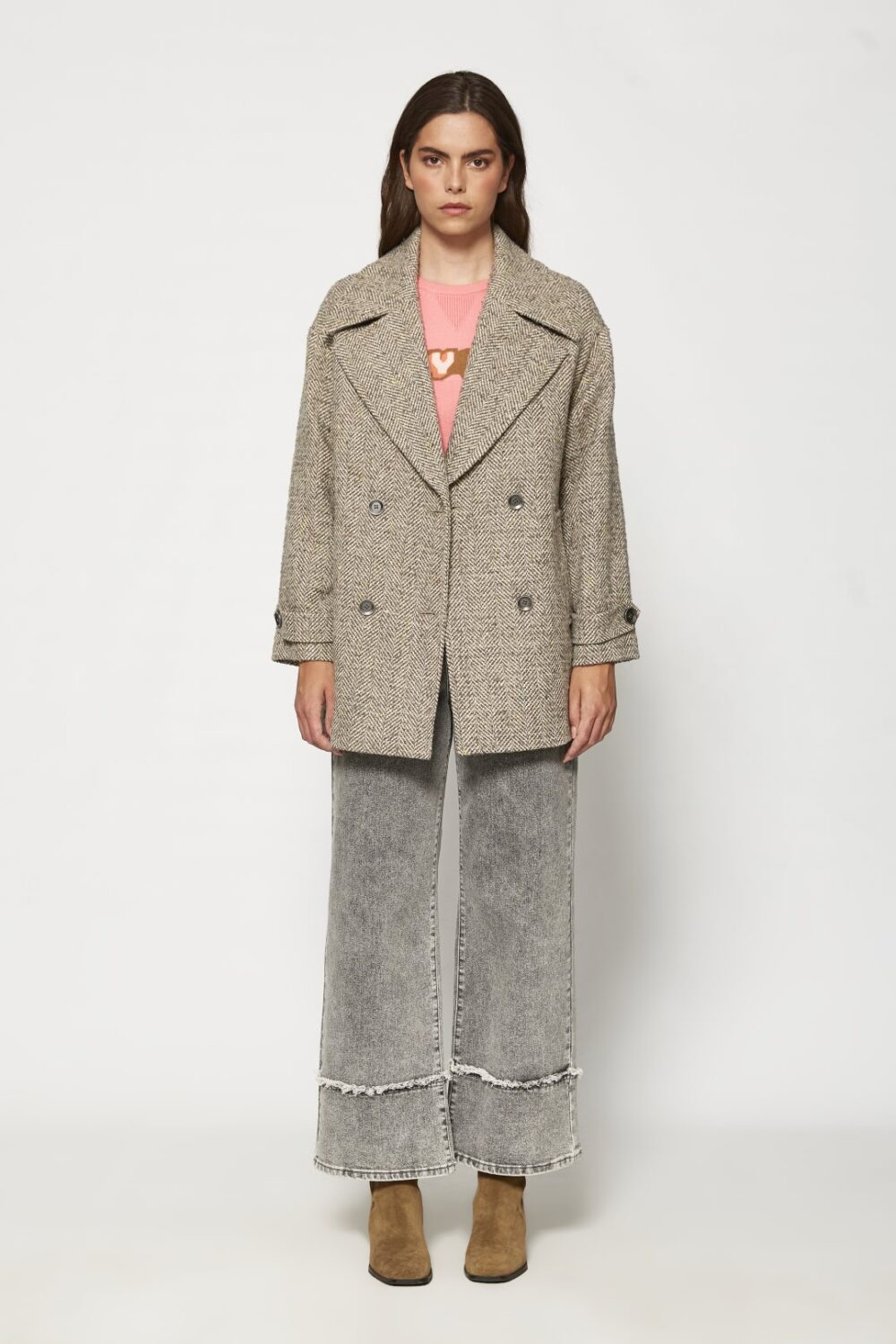 Chaqueta corta de espiga con doble botonadura