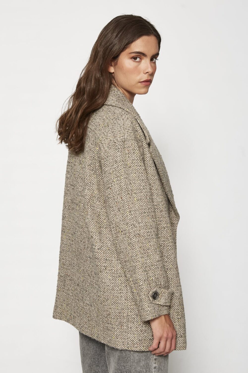 Chaqueta corta de espiga con doble botonadura - Imagen 4