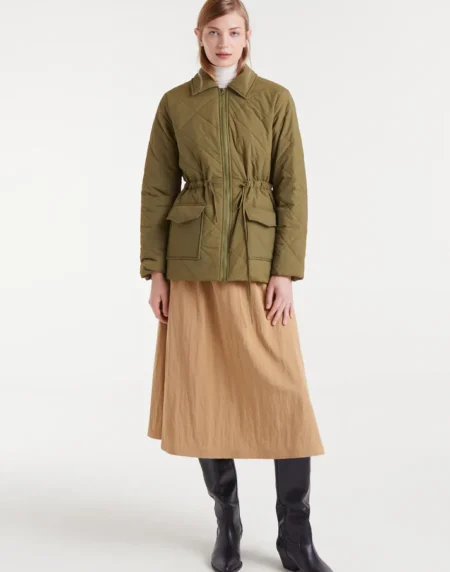 Abrigo corto tipo parka color verde kaki