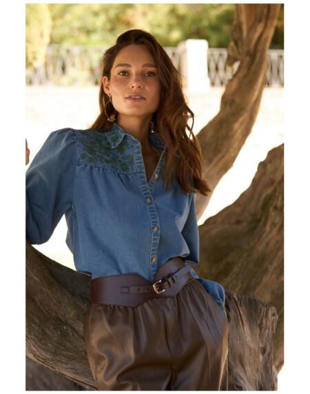 CAMISA DENIM CON BORDADO FLORES