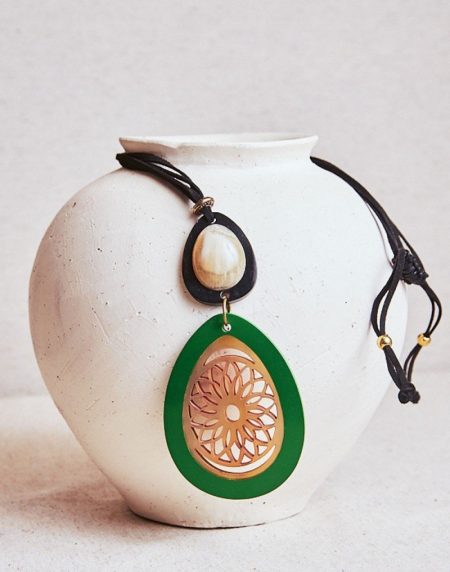 Collar colgante labrado resina