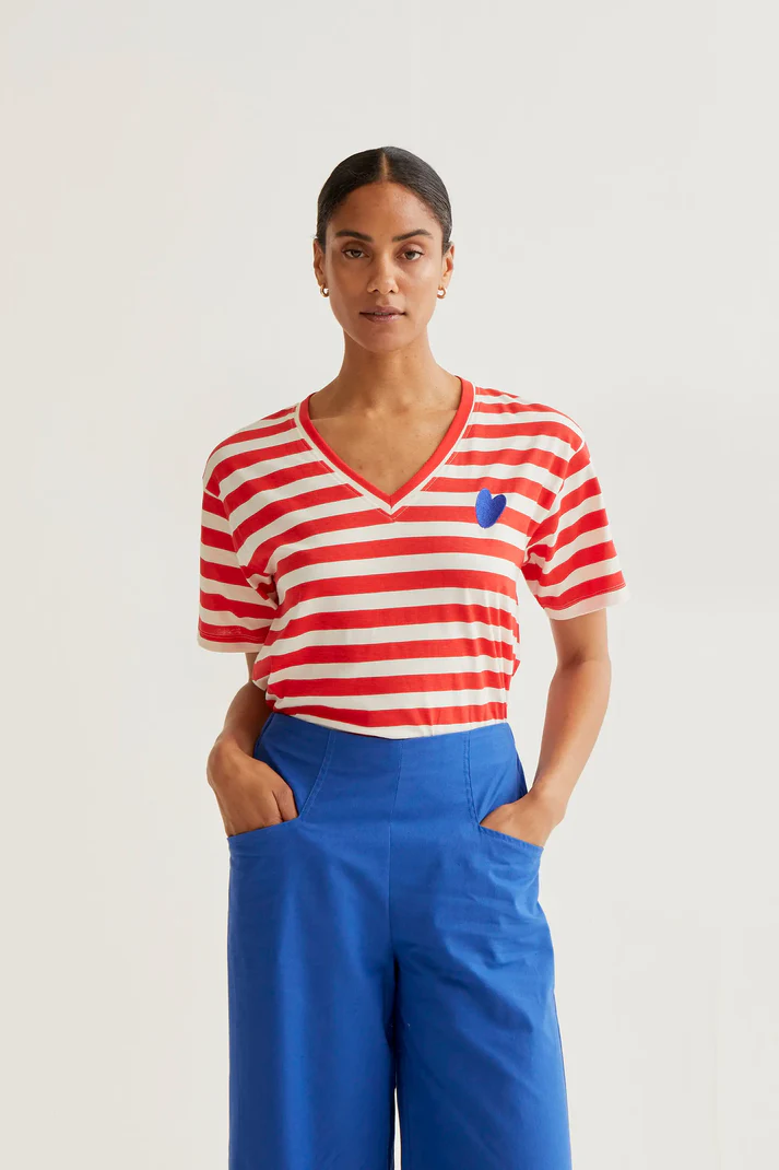 Camiseta con estampado de rayas rojas con bordado de corazón - Imagen 2