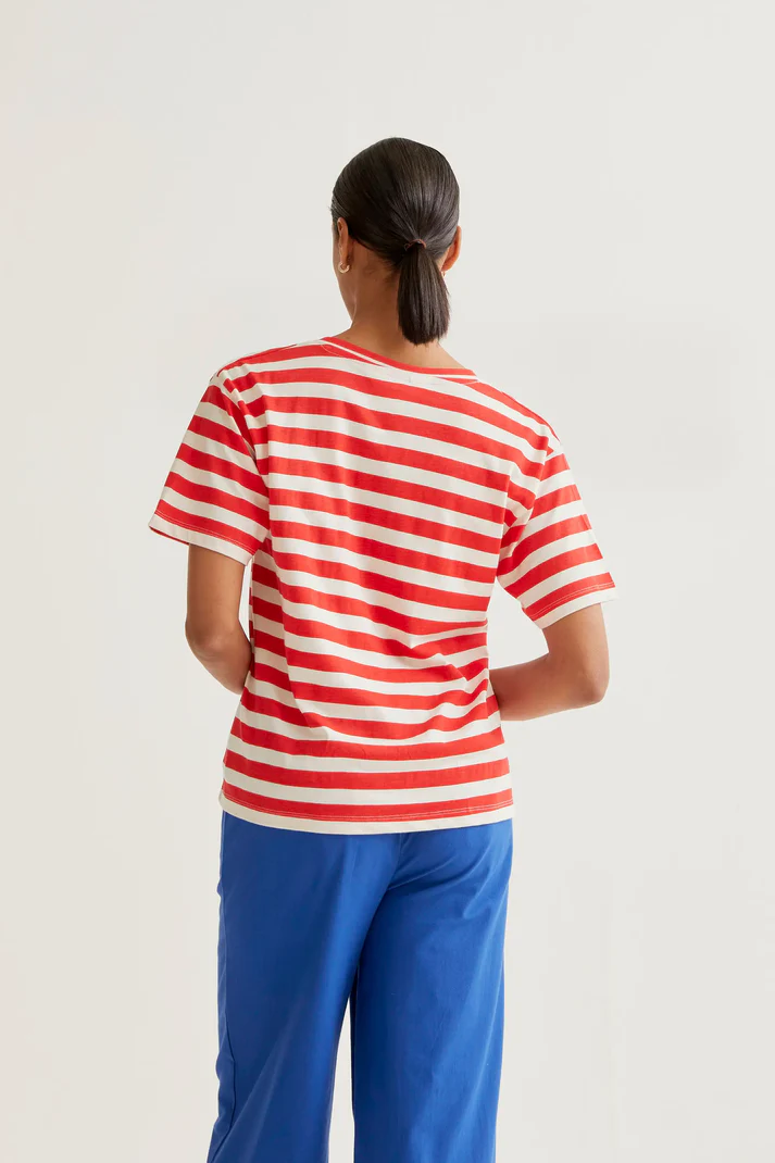 Camiseta con estampado de rayas rojas con bordado de corazón - Imagen 6