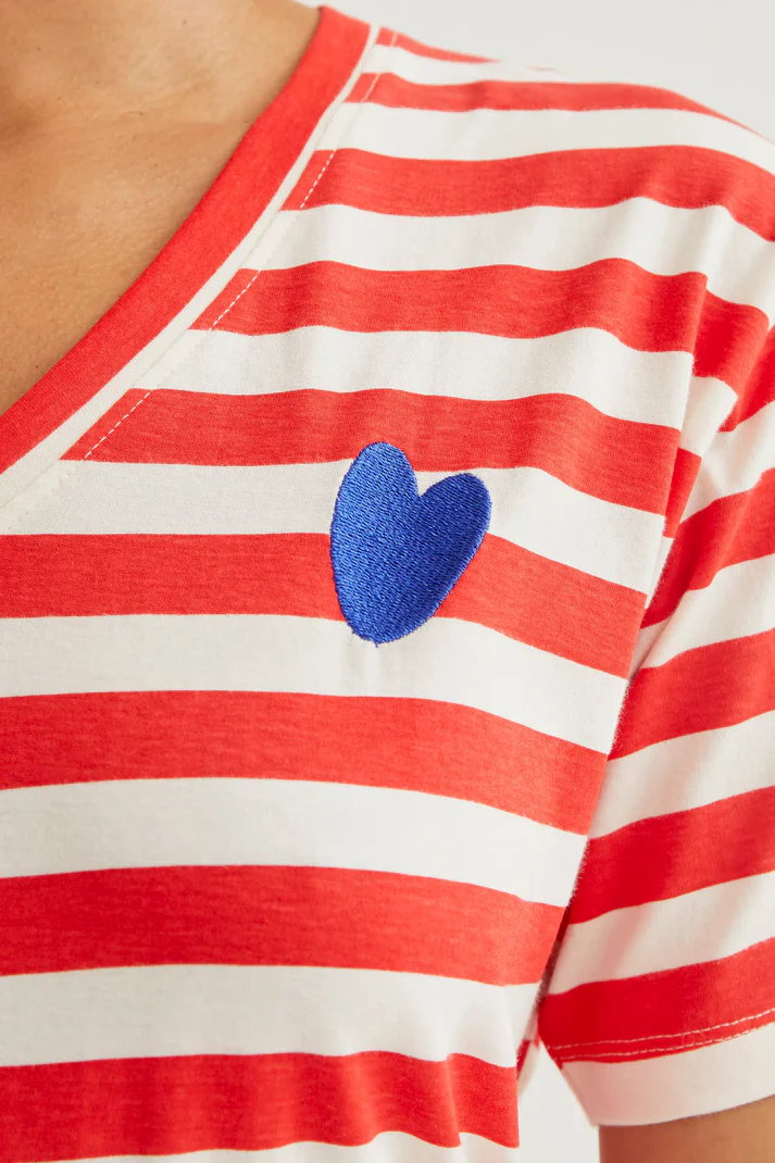 Camiseta con estampado de rayas rojas con bordado de corazón - Imagen 4