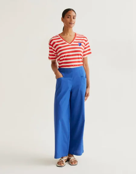 Camiseta con estampado de rayas rojas con bordado de corazón