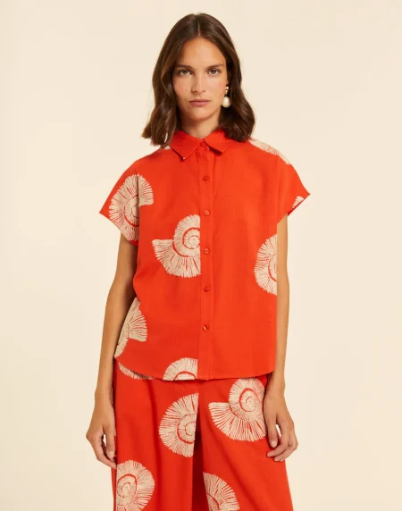 Camisa con bordado caracolas