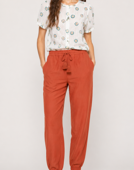Pantalón jogger color terracota