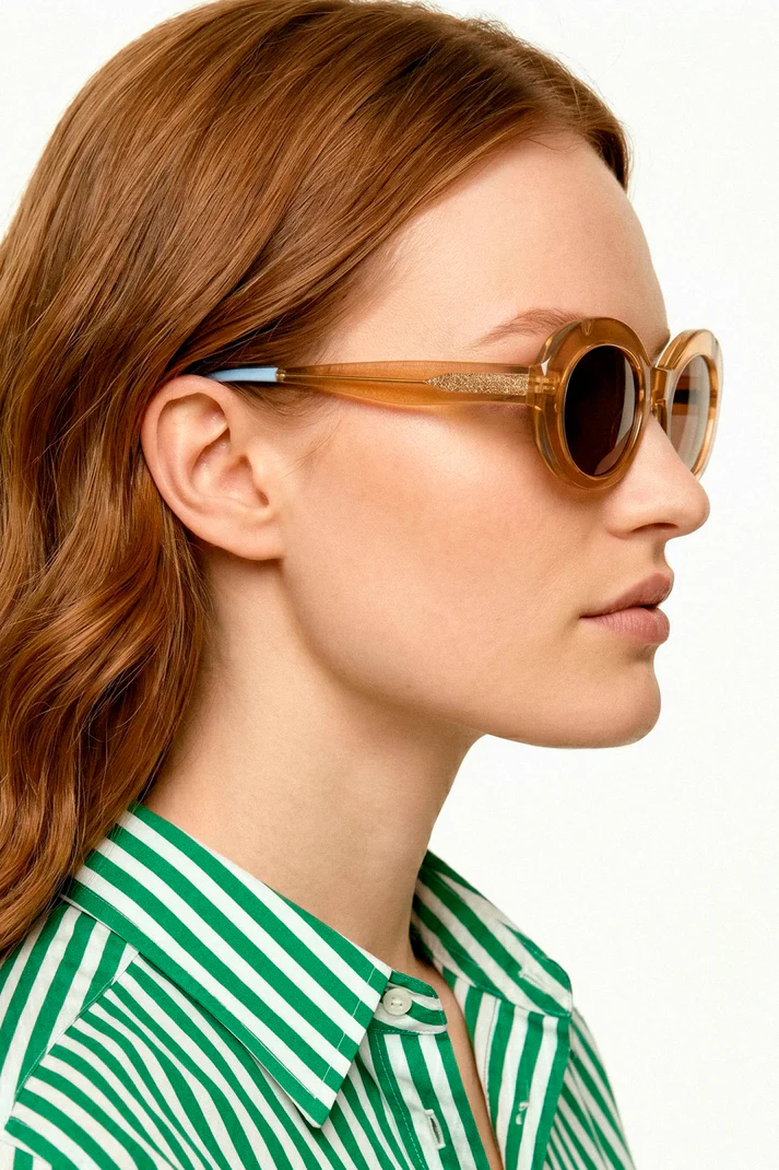 Gafas de sol ambar con punta patillas multicolor verde y azul claro - Imagen 6