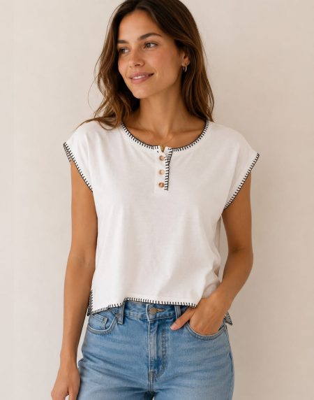 Camiseta blanca con pespuntes en negro