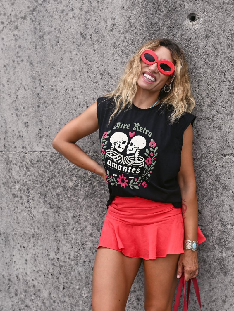 CAMISETA CHICA "AMANTES" NEGRA