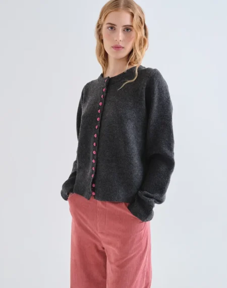 Cárdigan gris oscuro con botones rosa