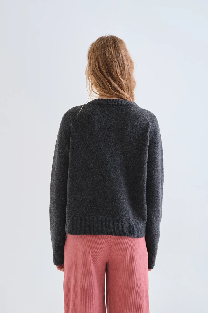 Cárdigan gris oscuro con botones rosa - Imagen 5