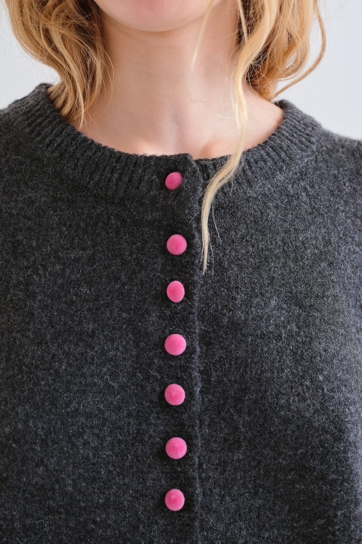 Cárdigan gris oscuro con botones rosa - Imagen 3