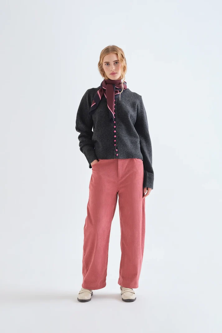 Cárdigan gris oscuro con botones rosa - Imagen 4