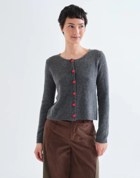 Cárdigan gris oscuro con botones de corazón rojo