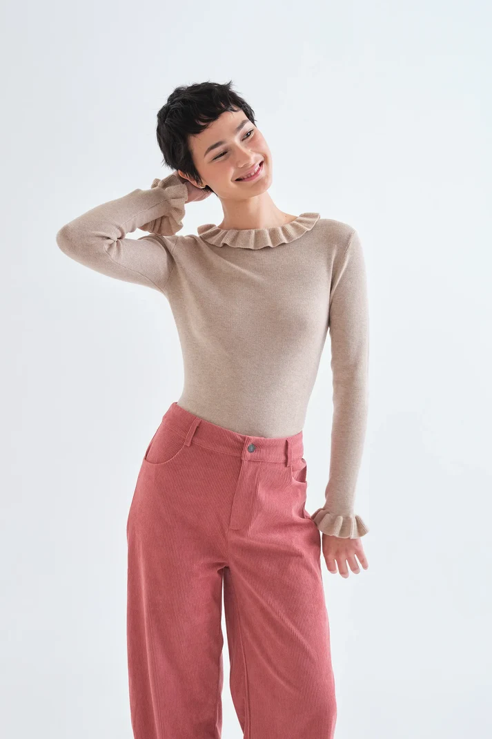 Top con volantes de punto beige