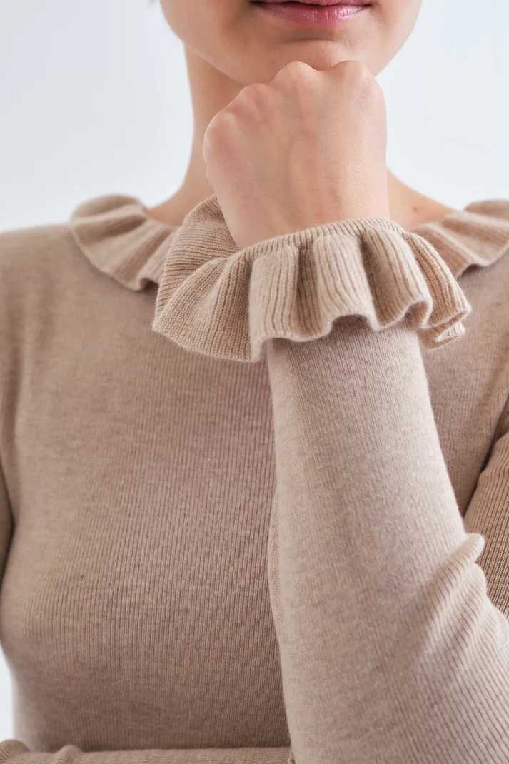 Top con volantes de punto beige - Imagen 3