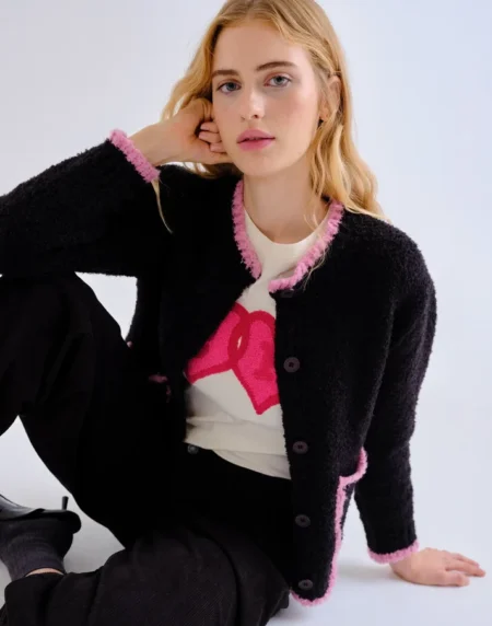 Cárdigan negro con detalles rosa