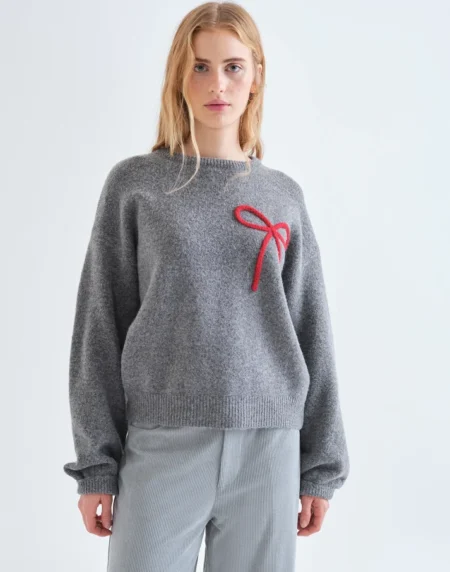Jersey punto gris con detalle de lazo rojo