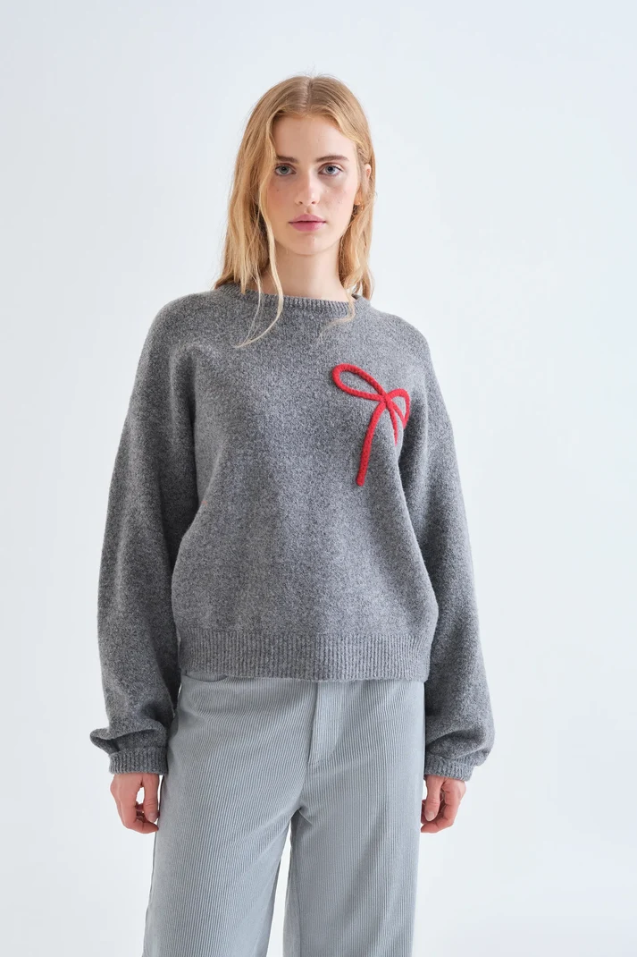Jersey punto gris con detalle de lazo rojo