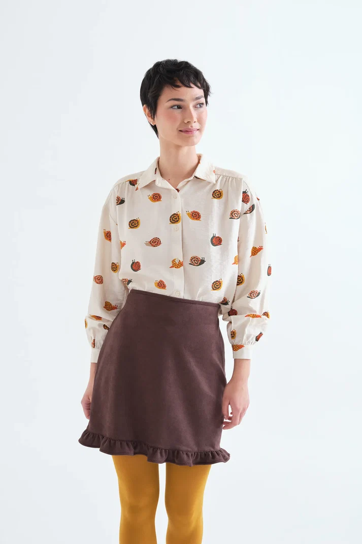 Camisa con estampado de caracoles