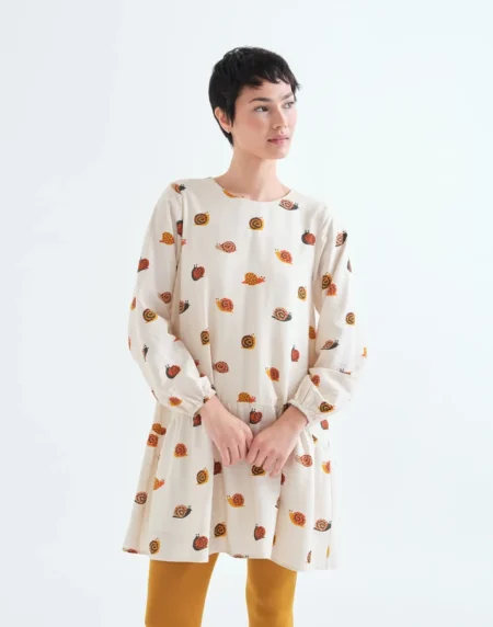 Vestido corto con estampado de caracoles