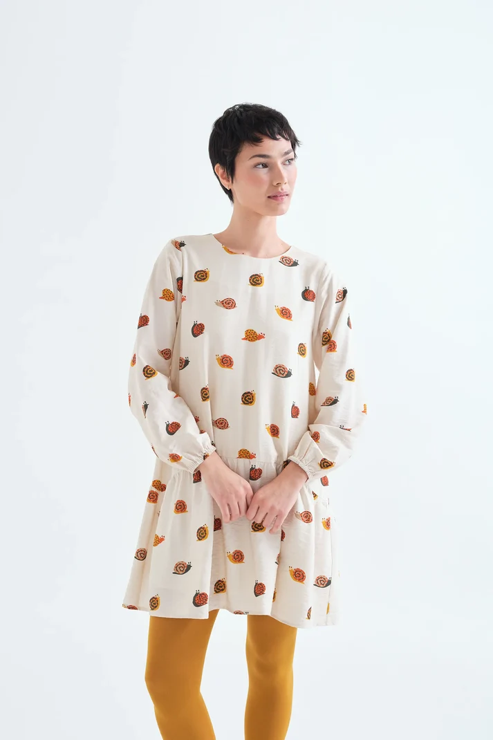 Vestido corto con estampado de caracoles