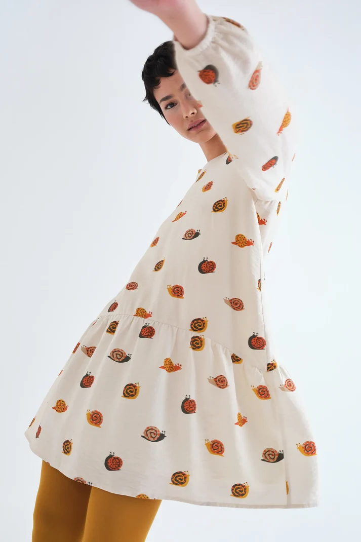 Vestido corto con estampado de caracoles - Imagen 4