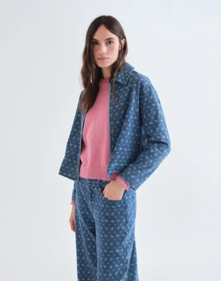 Chaqueta vaquera azul con estampado de corazones