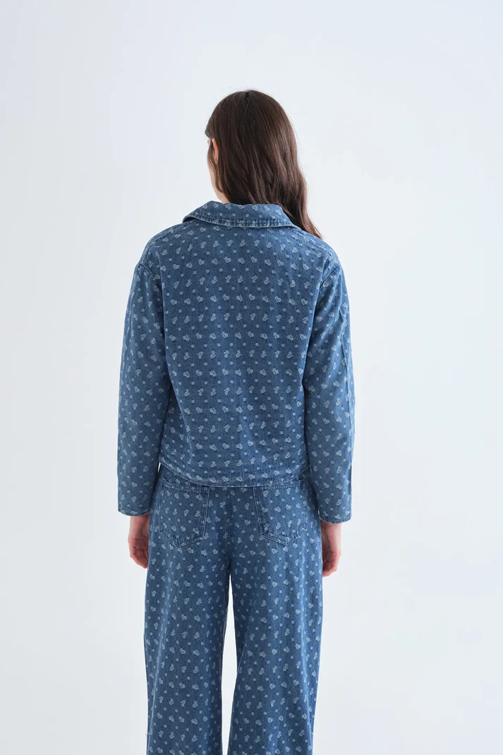 Chaqueta vaquera azul con estampado de corazones - Imagen 6