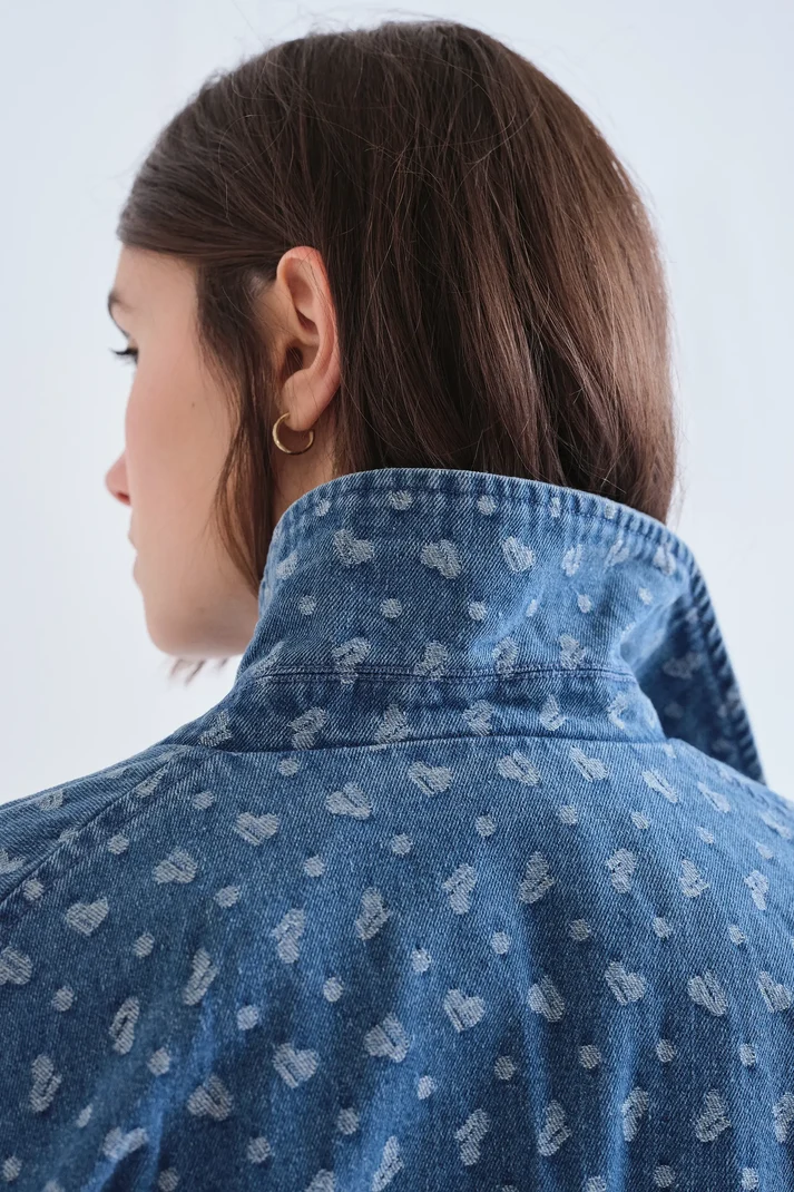 Chaqueta vaquera azul con estampado de corazones - Imagen 5