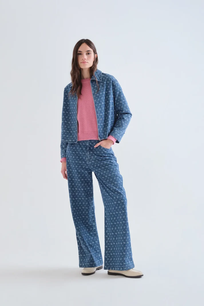 Chaqueta vaquera azul con estampado de corazones - Imagen 4
